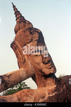 Reclining statua del Buddha e altre statue di cemento a Xieng Khuan, il Buddha Park, vicino a Vientiane, Laos. Fare33a Foto Stock