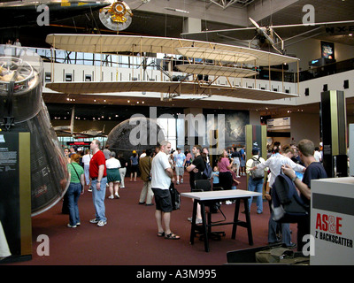 Fratelli Wright Flier nel Museo dell'aria e dello spazio dello Smithsonian in Washington D C Foto Stock