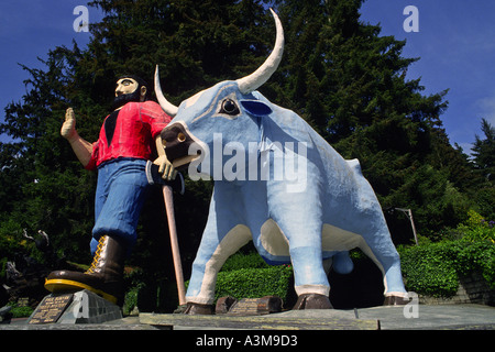 Di legno grande statua scolpita di American Folk legend Paul Bunyan e Babe il bue blu vicino agli alberi del mistero di Klamath California Foto Stock