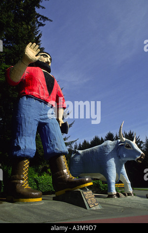 Più grandi di vita di legno di dimensioni statua scolpita di American Folk legend Paul Bunyan e Babe il bue blu vicino agli alberi del mistero Foto Stock