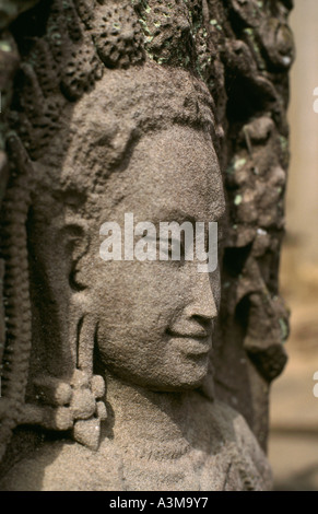 Bassorilievo in pietra di una donna celesti sul livello superiore del tempio Bayon, Angkor Thom complessa, Siem Reap, Cambogia. Foto Stock