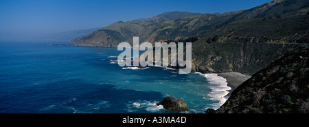 Oceano Pacifico costa vista sud di Big Sur in California con Bixby Bridge e Big Creek e Pacific Coast Highway 1 in base alla distanza Foto Stock