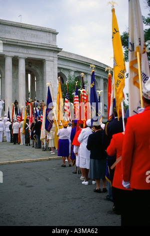 Veterani di Guerra con le bandiere attendere fuori di entrata a anfiteatro presso il Cimitero Nazionale di Arlington per elaborare in Memorial Day ceremo Foto Stock