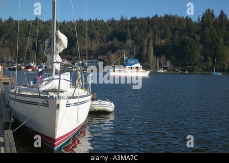 Barca a vela ormeggiata al dock con cabinato di automobilismo in background Gig Harbor Washington Foto Stock