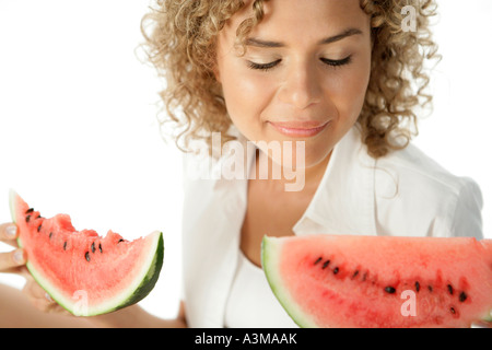 Giovane donna mangiare anguria Foto Stock