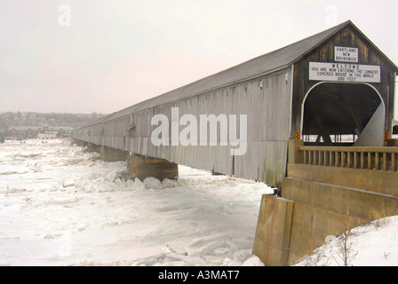 Hartland Ponte Coperto Hartland New Brunswick Canada con marmellata di ghiaccio al di sopra della St John River a metà gennaio Foto Stock