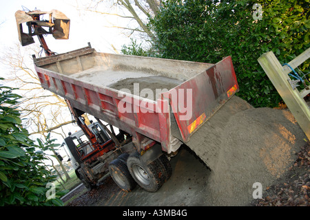 Dumper carico di svuotamento di sabbia e cemento Foto Stock