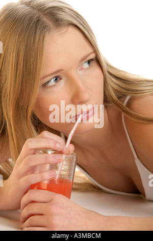 Donna sorseggiando un succo di mango Foto Stock