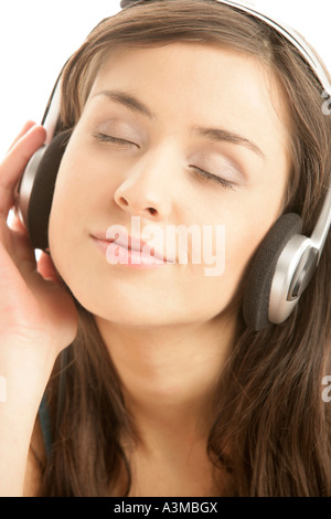 Giovane donna con le cuffie per ascoltare musica Foto Stock