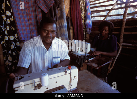 Un africano l uomo e la donna che lavorano nel loro negozio di cucito Sartoria in Beira Mozambico Foto Stock