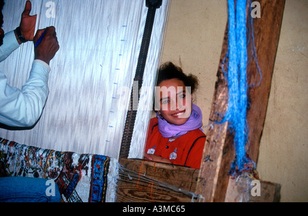 Ragazza lavora a tappeto telaio Egitto Foto Stock