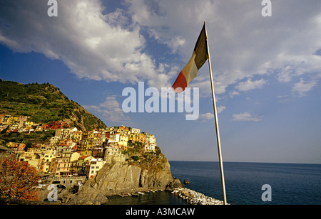 Nazionale Italiana di bandiera e il villaggio di Manarola nelle Cinque Terre Foto Stock