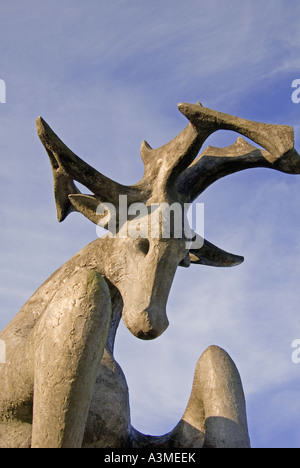 Maidstone, Kent, Regno Unito. La scultura "Stag" (1963) da Edward Bainbridge Copnall Foto Stock