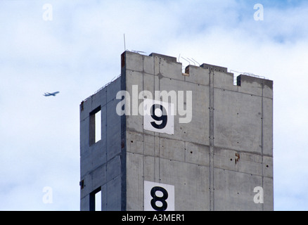 Un edificio di cemento in costruzione, aereo in background Foto Stock