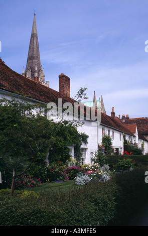 Vicari vicino Chichester West Sussex una fila di case accanto alla Cattedrale Foto Stock