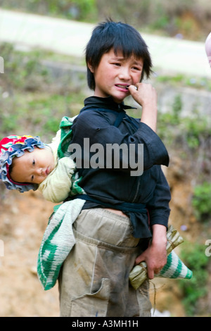 Ragazzo giovane Hmong portare la sua sorella dell'area di sapa Foto Stock