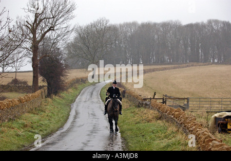 Lone huntsman ritorna a casa dopo aver preso parte al Heythrop Capodanno Hunt Oxfordshire Foto Stock