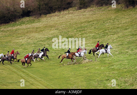 Cacciatori a cavallo attraverso i campi durante l Heythrop Capodanno Hunt Oxfordshire Foto Stock