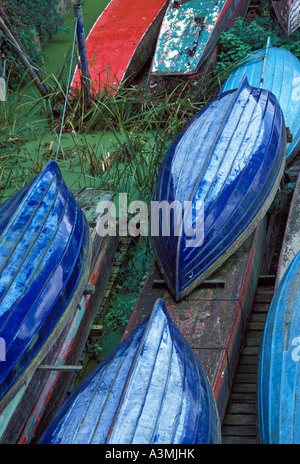 Capovolta clinker blu imbarcazioni a remi Foto Stock