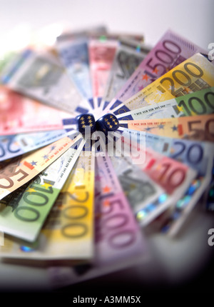 Cerchio CON LE BANCONOTE IN EURO E DADI EUROPEA Foto Stock