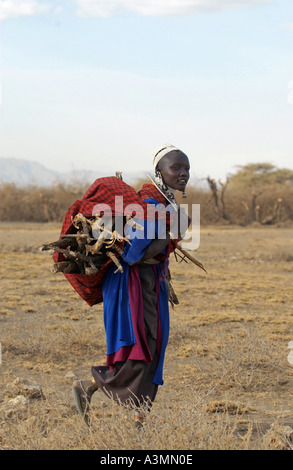 Giovane ragazza Masai nelle pianure del Serengeti Tanzania Foto Stock