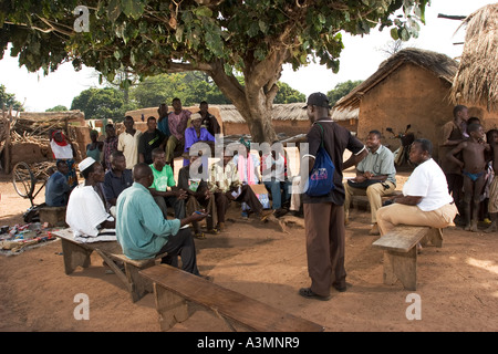 Gli abitanti di un villaggio nel nord del Ghana incontro per discutere di conservazione e le preoccupazioni ambientali nella Comunità di villaggio. Foto Stock