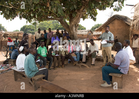 Gli abitanti di un villaggio nel nord del Ghana incontro per discutere di conservazione e le preoccupazioni ambientali nella Comunità di villaggio. Foto Stock