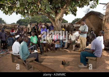 Gli abitanti di un villaggio nel nord del Ghana incontro per discutere di conservazione e le preoccupazioni ambientali nella Comunità di villaggio. Foto Stock