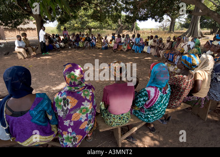 Donne locali nel nord del Ghana ascoltando il portavoce parlando di fonti alternative di sostentamento dei progetti Foto Stock