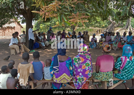 Donne locali nel nord del Ghana ascoltando il portavoce parlando di fonti alternative di sostentamento dei progetti Foto Stock