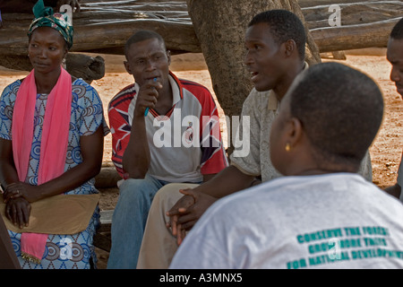 Gli abitanti di un villaggio nel nord del Ghana incontro per discutere di conservazione e le preoccupazioni ambientali nella Comunità di villaggio. Foto Stock