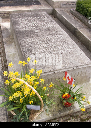 Oxfordshire Bladon vicino a Woodstock St Martins Chiesa Sir Winston Churchills grave Foto Stock