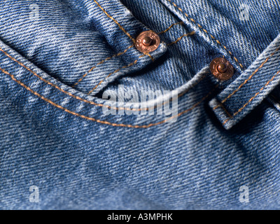 Close up di Levi jeans blu focus sulla tasca superiore Foto Stock