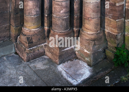 Il priorato di chiesa di San Pietro e di San Paolo, Leominster, Herefordshire, Inghilterra. Dettaglio di speroni di pietra in base a colonna sulla porta occidentale Foto Stock