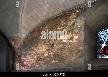 Il priorato di chiesa di San Pietro e di San Paolo, Leominster. All'interno di area torre mostra del XIII secolo la ruota della vita Norman pittura murale Foto Stock