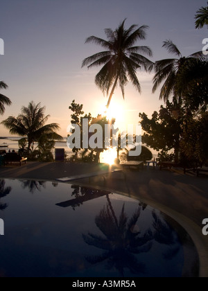 Thailandia Ko Phangan Pha Ngan Nord Haad Yao West lunga spiaggia tramonto dietro a Long Beach Resort piscina Foto Stock