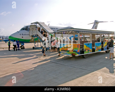 Thailandia Ko Samui viaggiare in aereo Aeroporto di imbarco di passeggeri aria Bangkok Siem Reap aria aeromobile dal coloratissimo bus airside Foto Stock