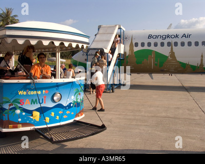 Thailandia Ko Samui viaggiare in aereo Aeroporto di imbarco di passeggeri aria Bangkok Siem Reap aria aeromobile dal coloratissimo bus airside Foto Stock