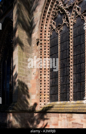 Il priorato di chiesa di San Pietro e di San Paolo, Leominster, Inghilterra. Dettaglio della finestra sulla facciata sud che mostra la sfera decorazioni di fiori Foto Stock