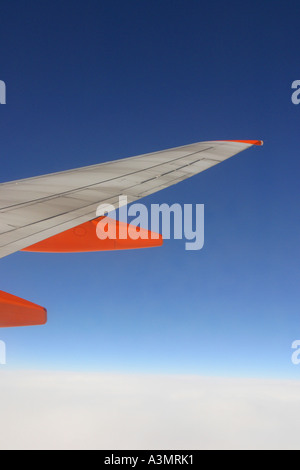 Vista dalla cabina per i passeggeri di aereo di linea ala in volo Easyjet Foto Stock