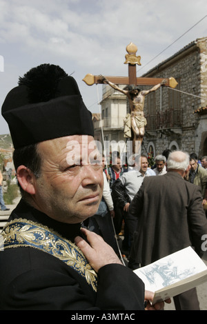 Sacerdote cattolico davanti alla processione del venerdì santo San fratello della Provincia di Messina Sicilia Italia Foto Stock