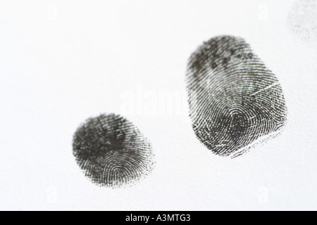 Dito di impronte digitali di stampa prova dell'identità inchiostro nero su carta bianca Foto Stock