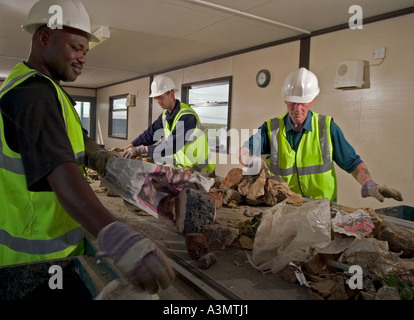 Ordinamento secondario e costruzione di separazione dei rifiuti da costruzione a saltare materiali di recupero impianto di movimentazione Foto Stock