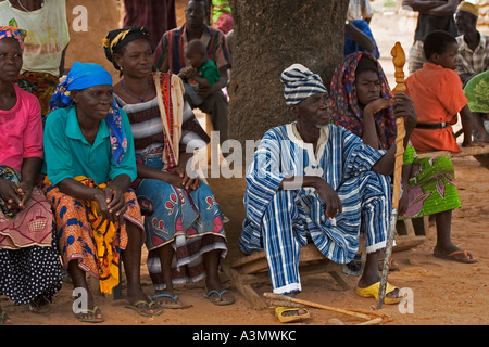 Capo villaggio più gli abitanti di un villaggio in Mognori comunità del villaggio, del nord del Ghana, Africa occidentale Foto Stock