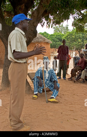 Riunione di villaggio in villaggio Mognori comunità del nord del Ghana, Africa occidentale Foto Stock