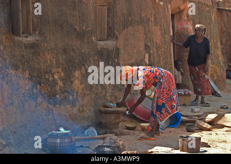 Villaggio donna, Larabanga, Ghana, preparare il cibo per la cottura su open firehouse. Foto Stock