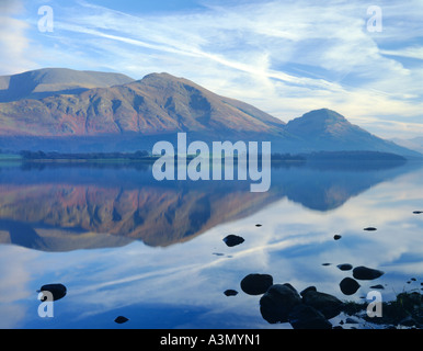 Vista la calma delle acque cristalline del lago di Bassenthwaite con Skiddaw e Ullock Pike Lake District National Park, Cumbria, Inghilterra. Foto Stock