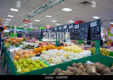 Cina XIAN grande supermercato in Xian con importati in imballaggi preconfezionati frutti per la vendita Foto Stock