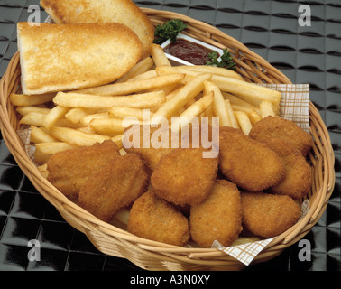 Cestello panato fritto di pollo a pezzi le patatine fritte aglio pane Foto Stock