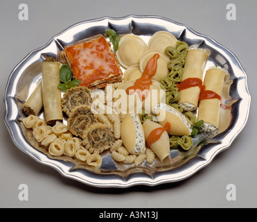 Un assortimento di piatti di pasta italiana gusci ripieni ravioli tortellini manicotti lasagne pomodoro salsa tomatoe platter Foto Stock